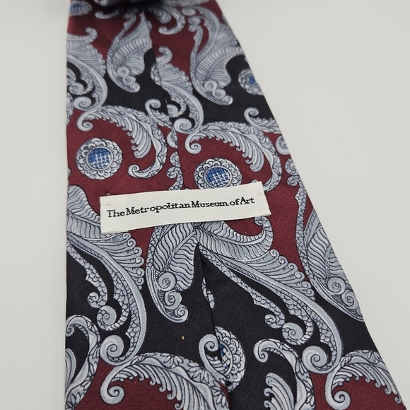 Metropolitan Museum of Art red and black paisley tie - Picture 3 of 5